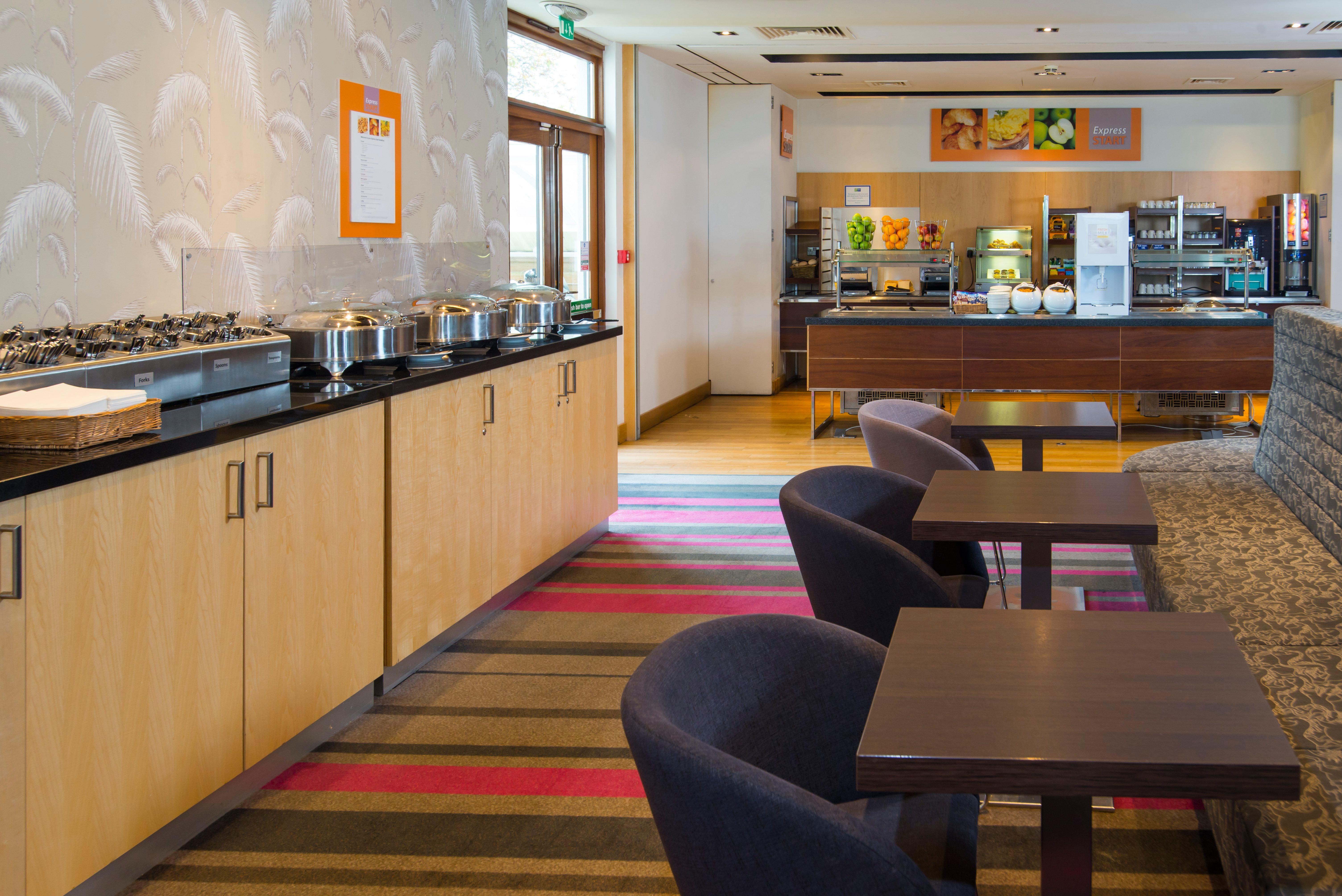 Holiday Inn Express London - Epsom Downs By Ihg Exterior foto