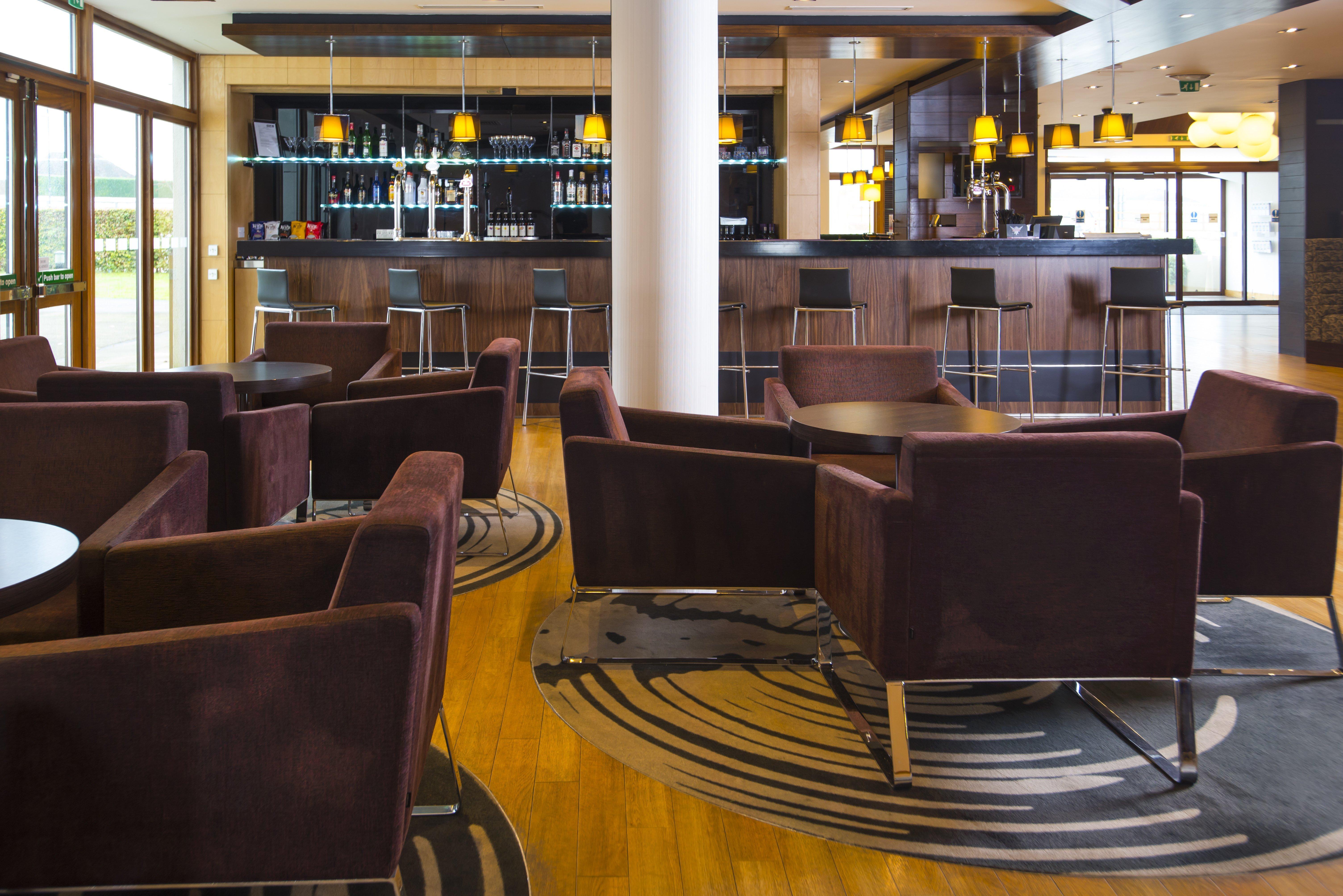 Holiday Inn Express London - Epsom Downs By Ihg Exterior foto