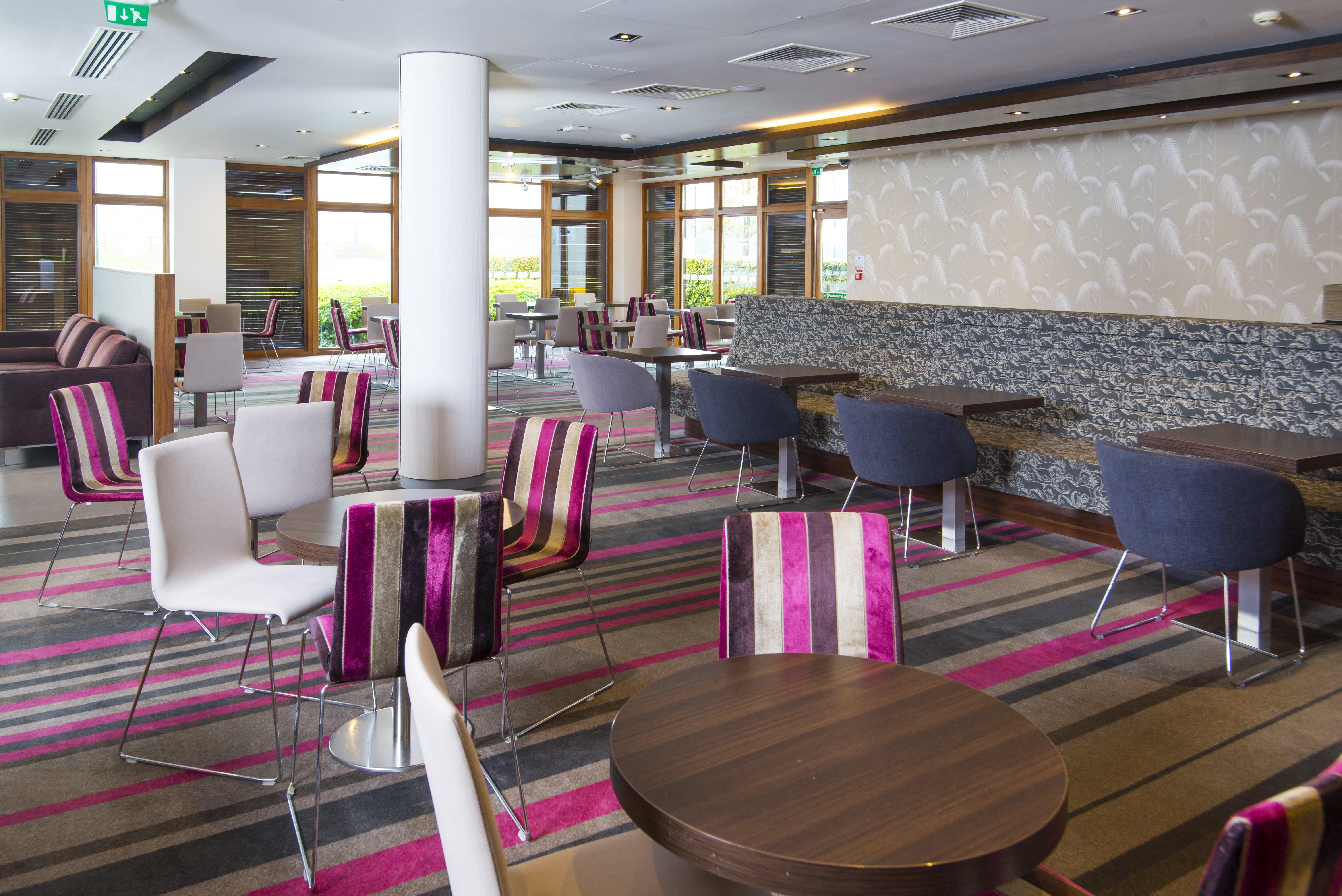 Holiday Inn Express London - Epsom Downs By Ihg Exterior foto