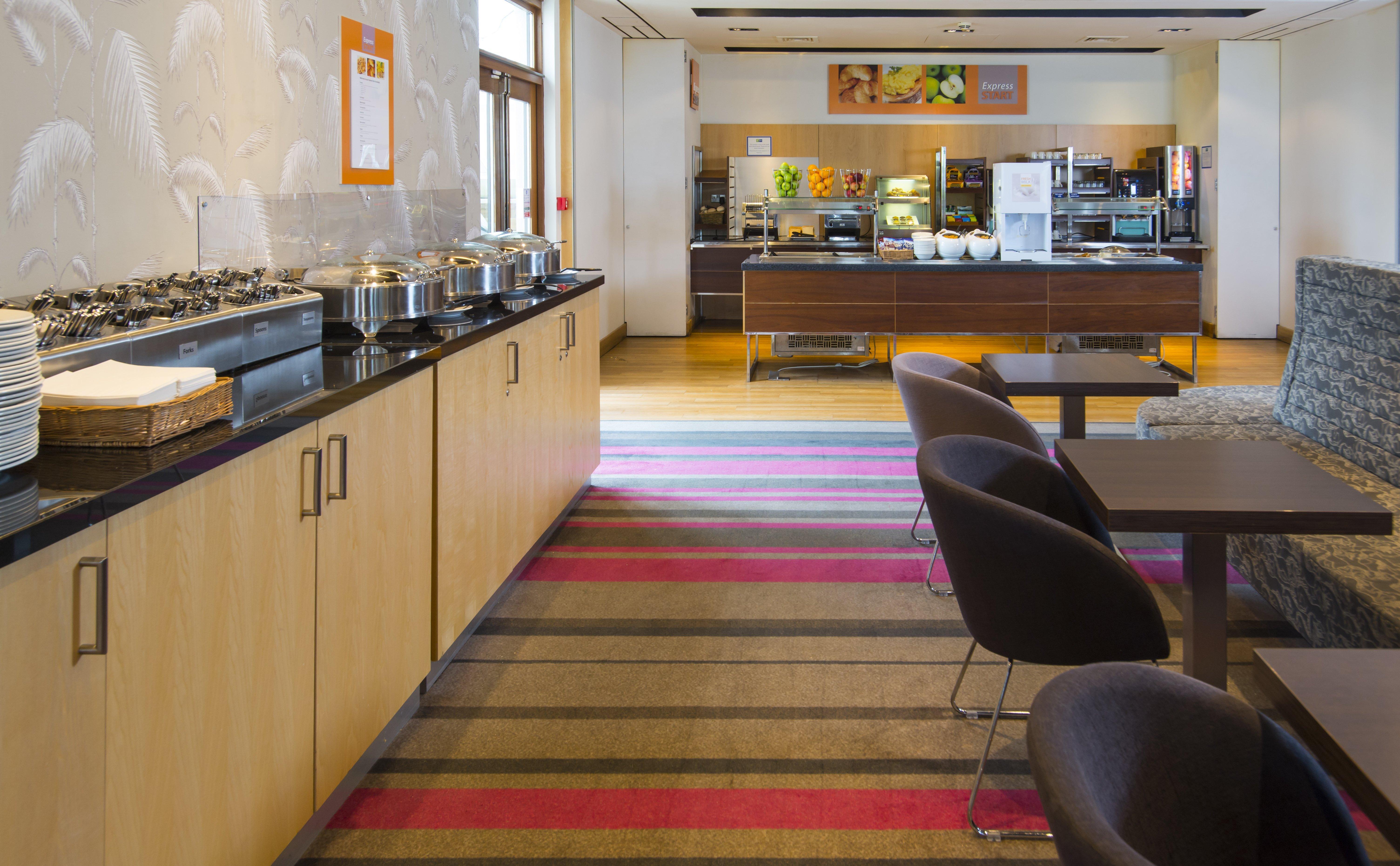 Holiday Inn Express London - Epsom Downs By Ihg Exterior foto