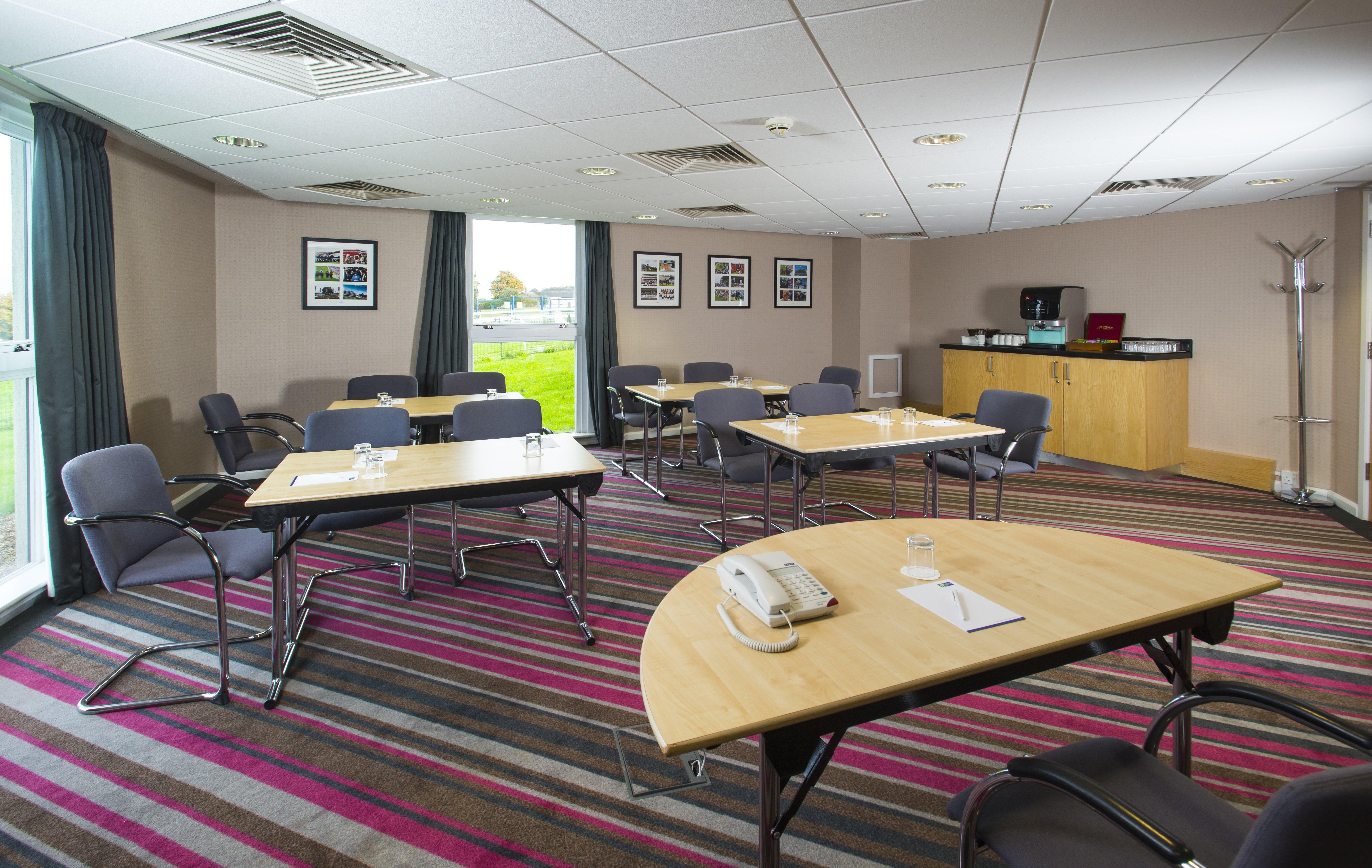 Holiday Inn Express London - Epsom Downs By Ihg Exterior foto