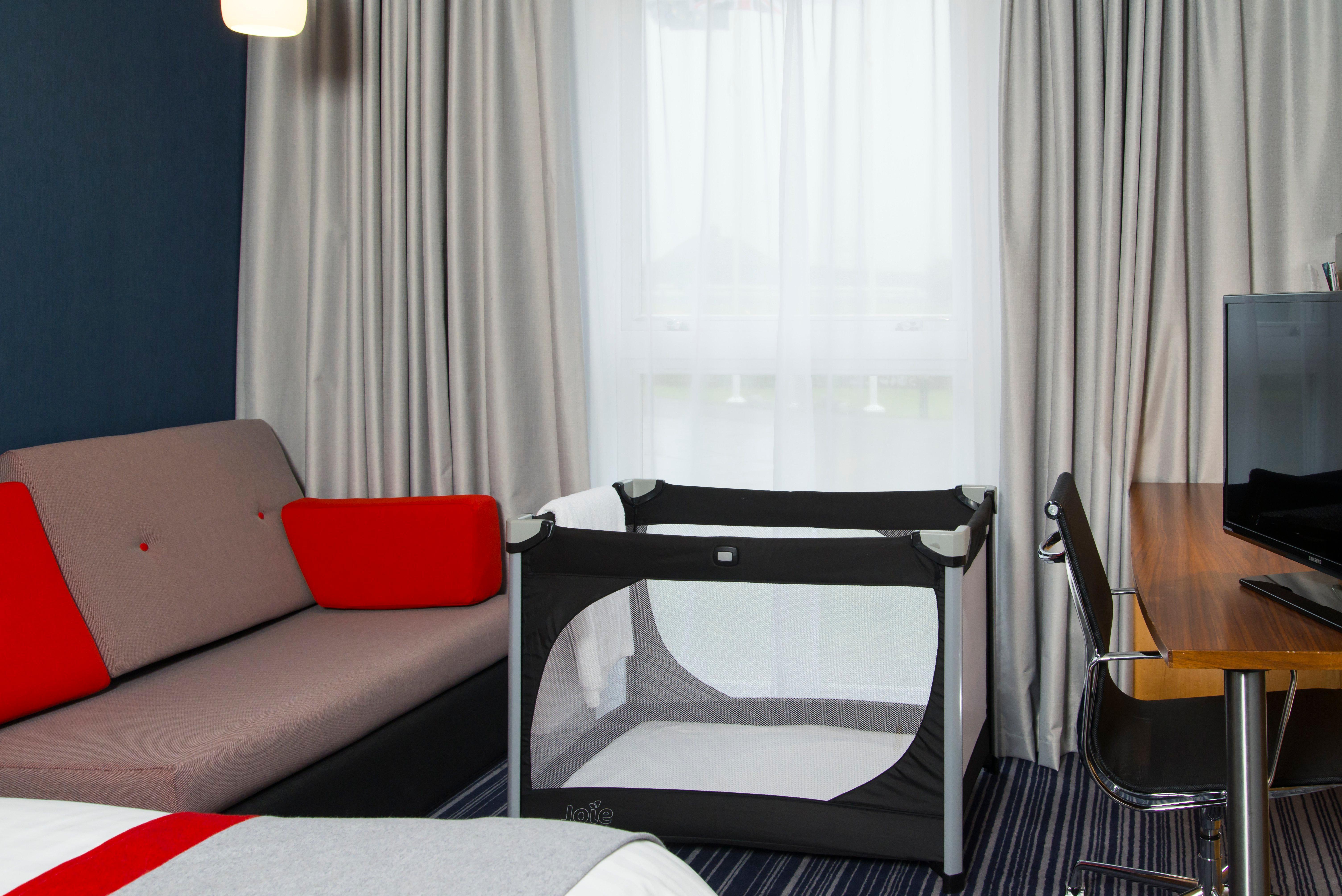 Holiday Inn Express London - Epsom Downs By Ihg Exterior foto