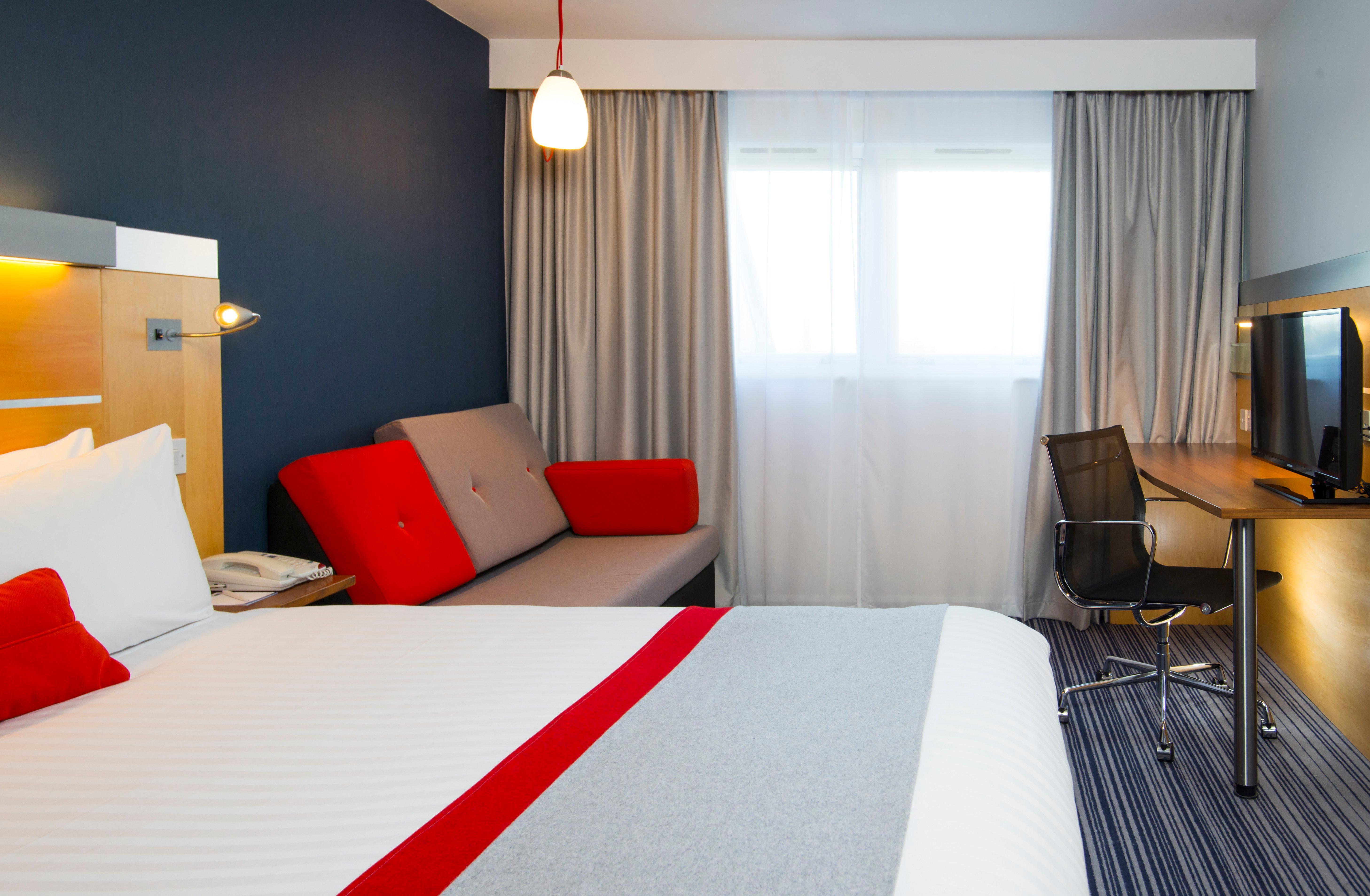 Holiday Inn Express London - Epsom Downs By Ihg Exterior foto