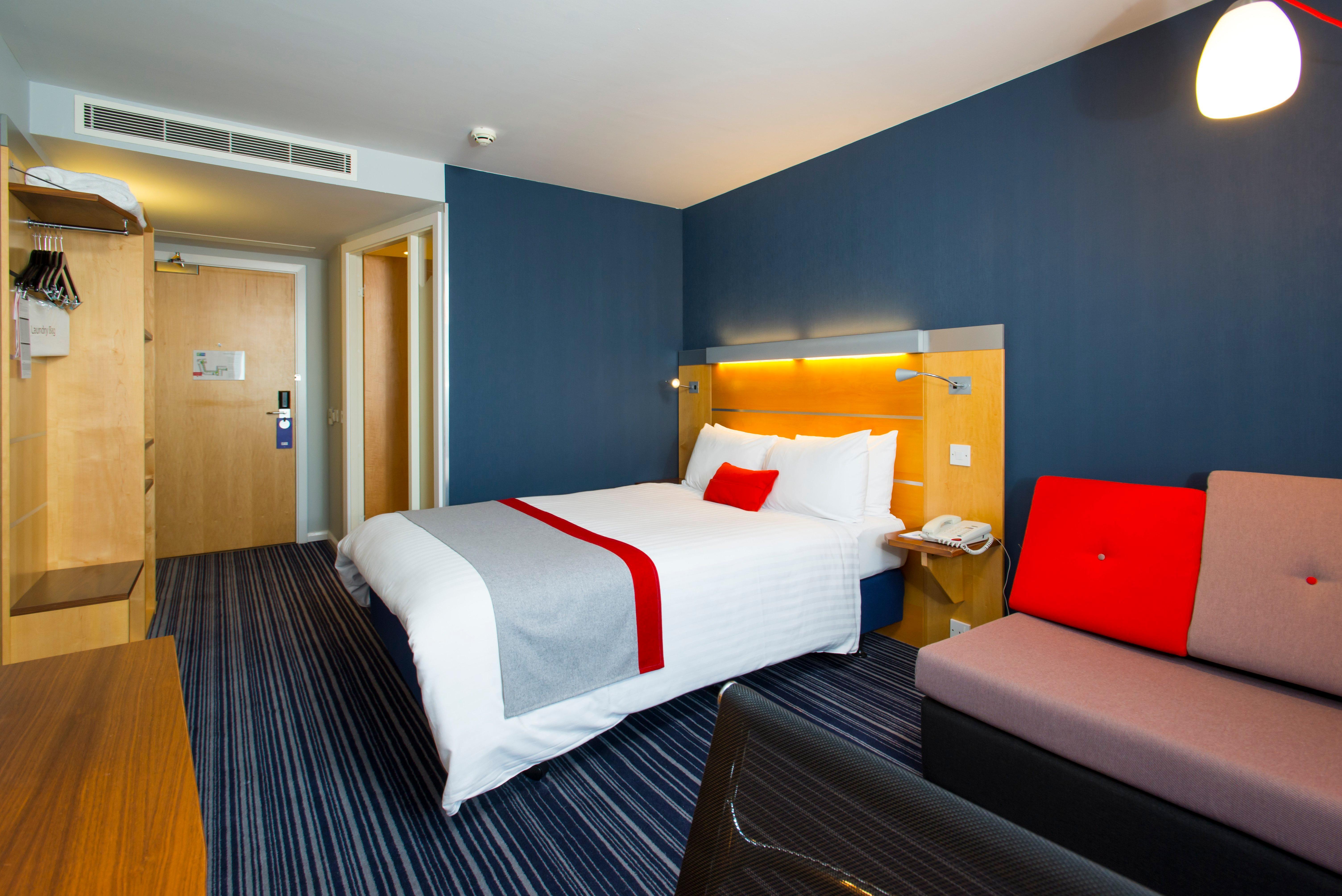 Holiday Inn Express London - Epsom Downs By Ihg Exterior foto