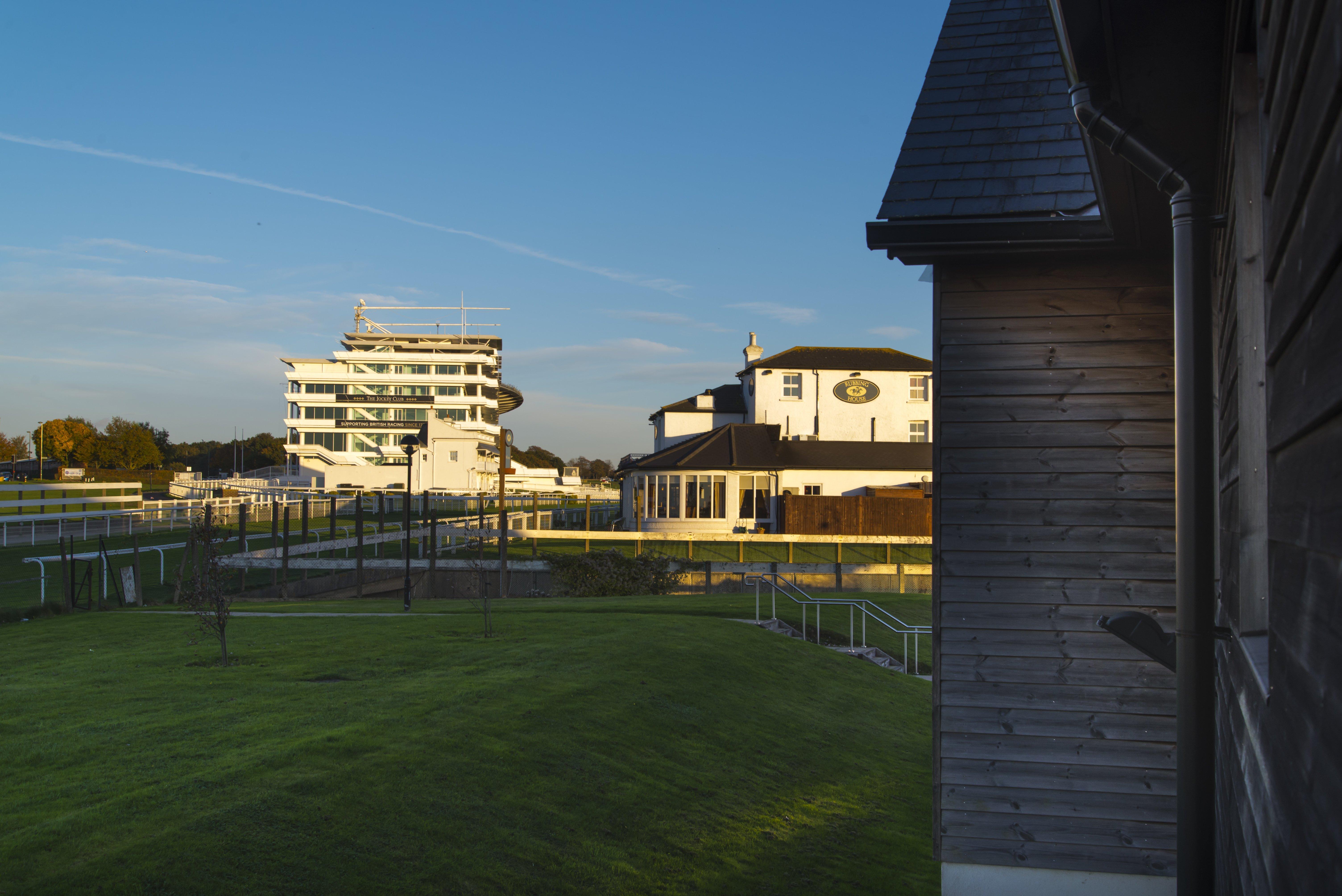 Holiday Inn Express London - Epsom Downs By Ihg Exterior foto