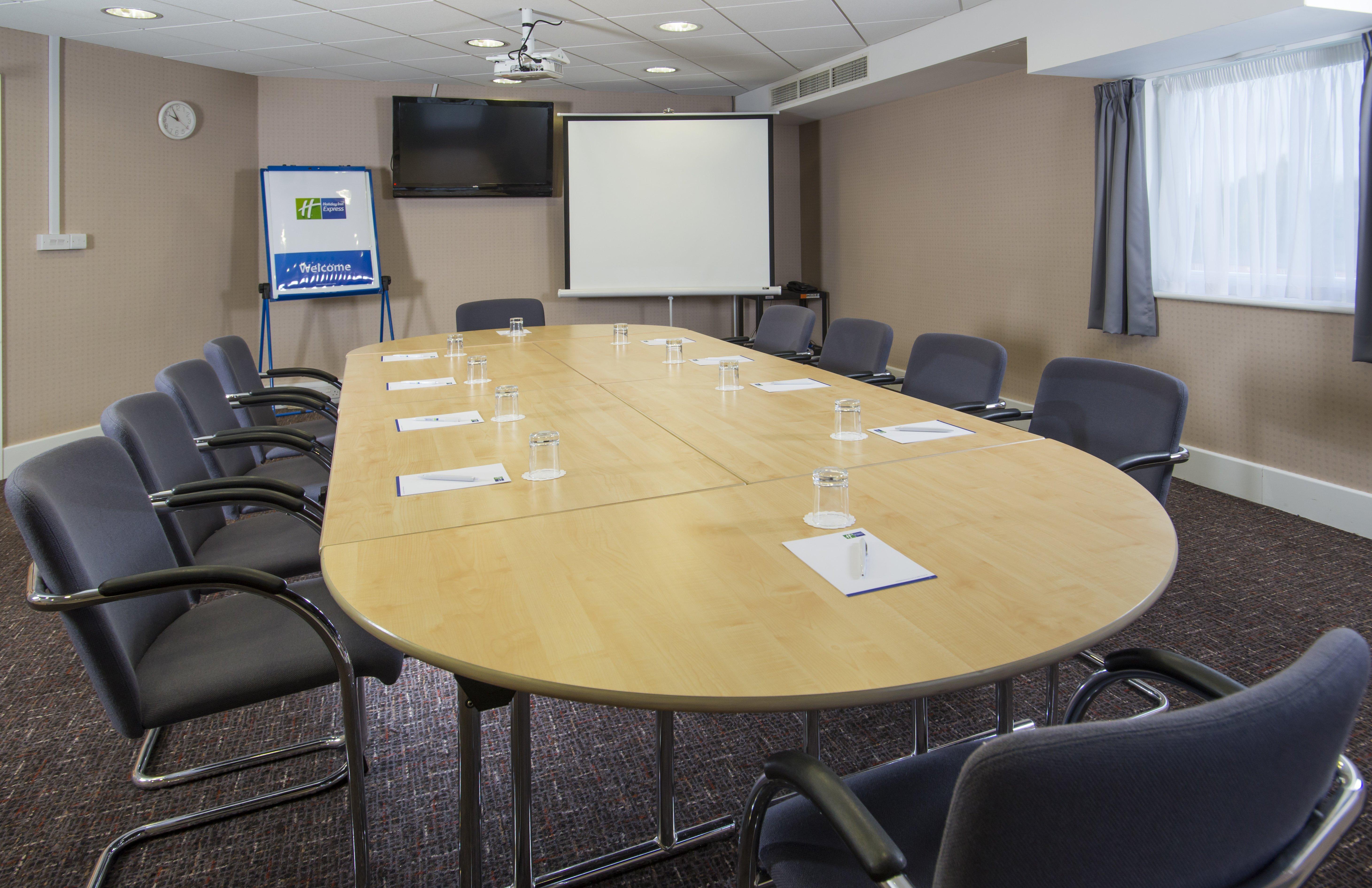 Holiday Inn Express London - Epsom Downs By Ihg Exterior foto