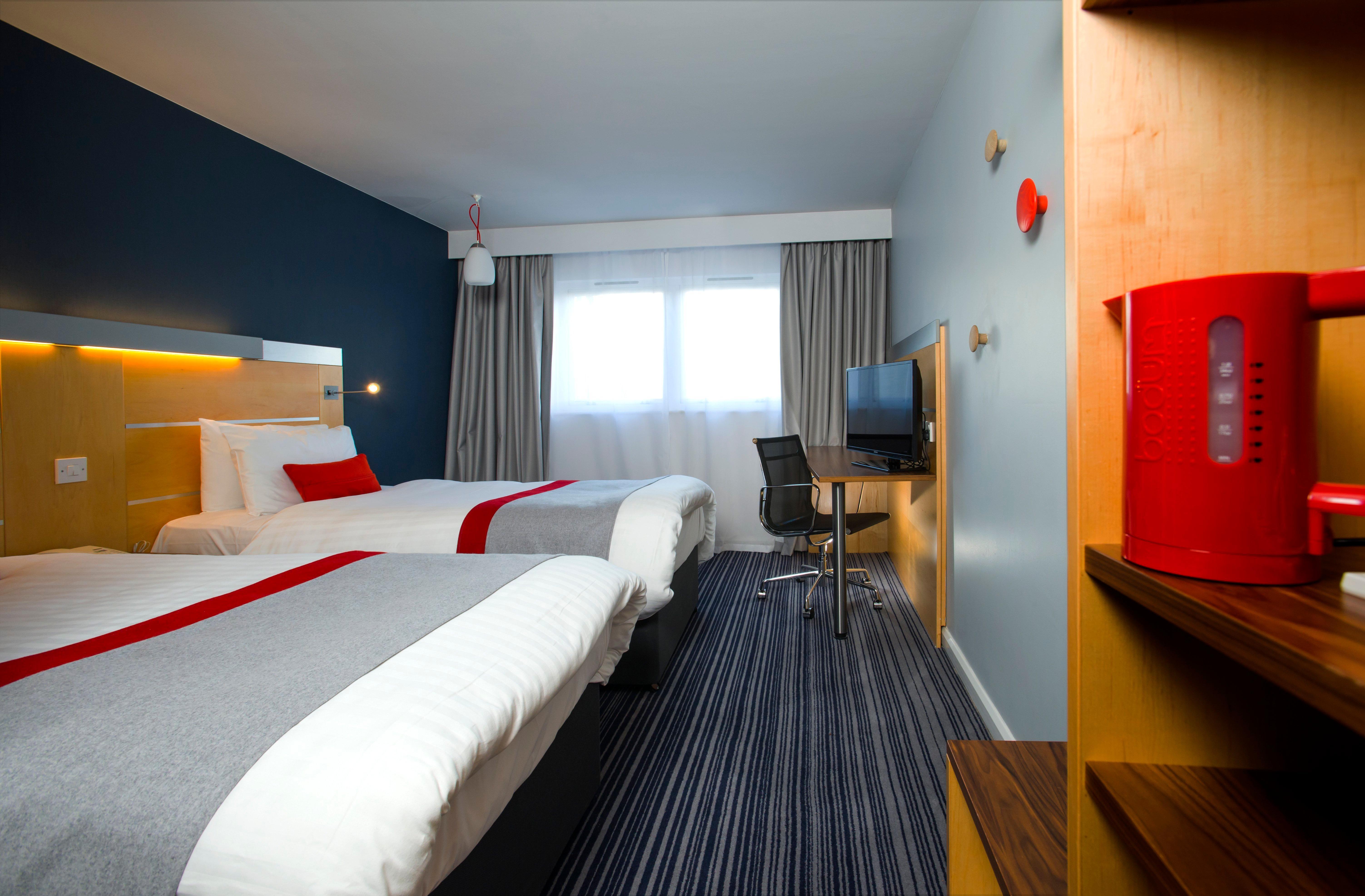Holiday Inn Express London - Epsom Downs By Ihg Exterior foto