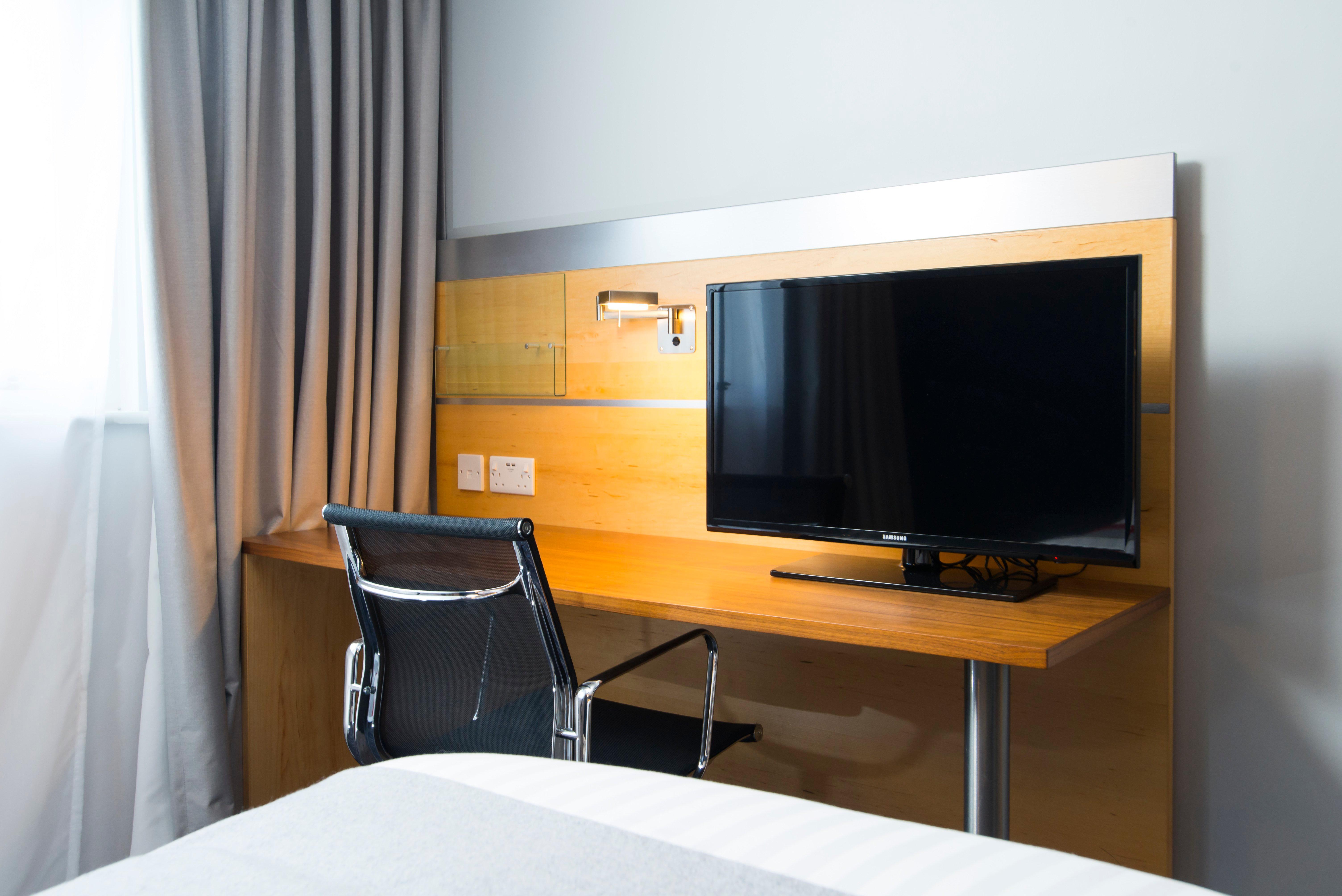 Holiday Inn Express London - Epsom Downs By Ihg Exterior foto