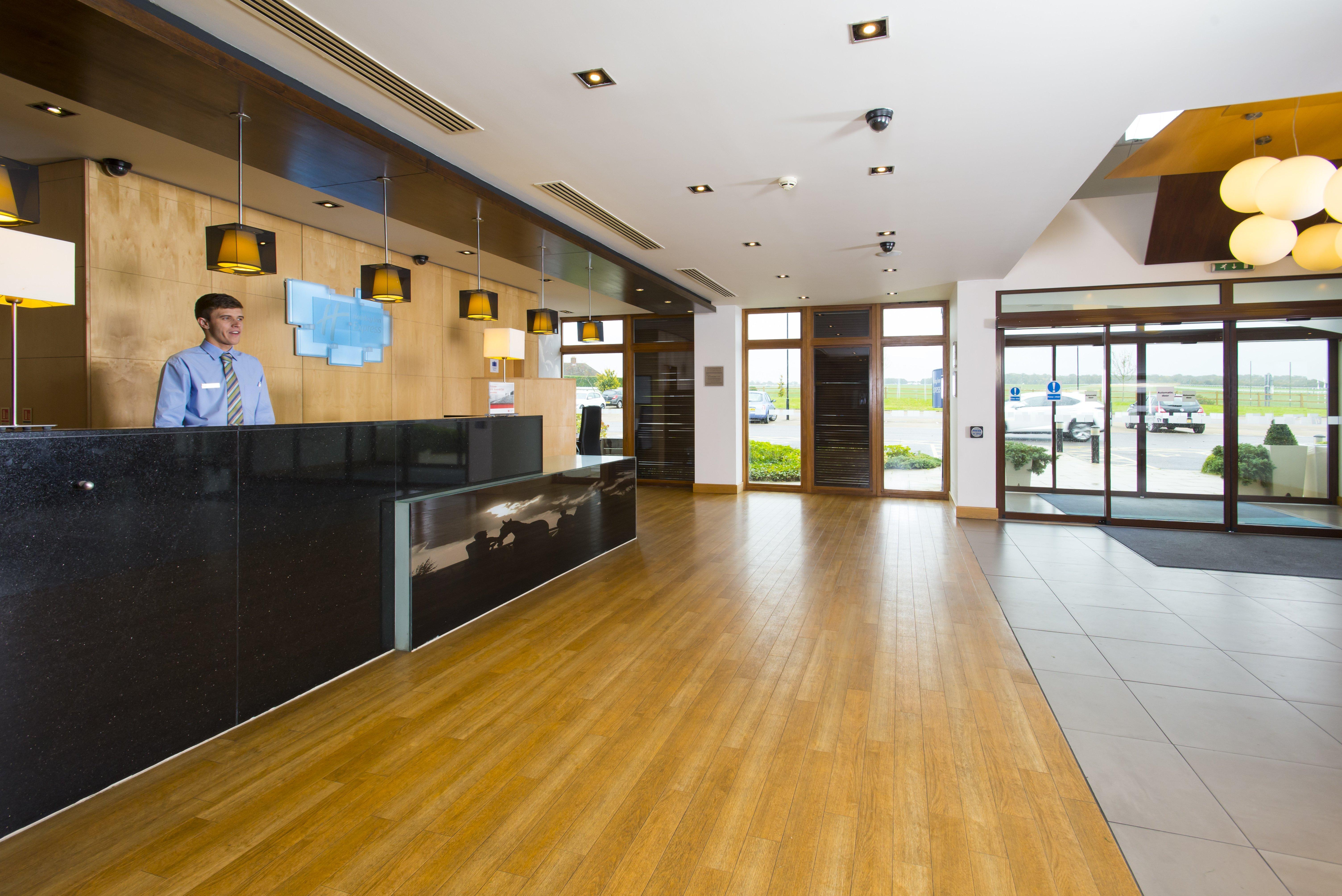 Holiday Inn Express London - Epsom Downs By Ihg Exterior foto