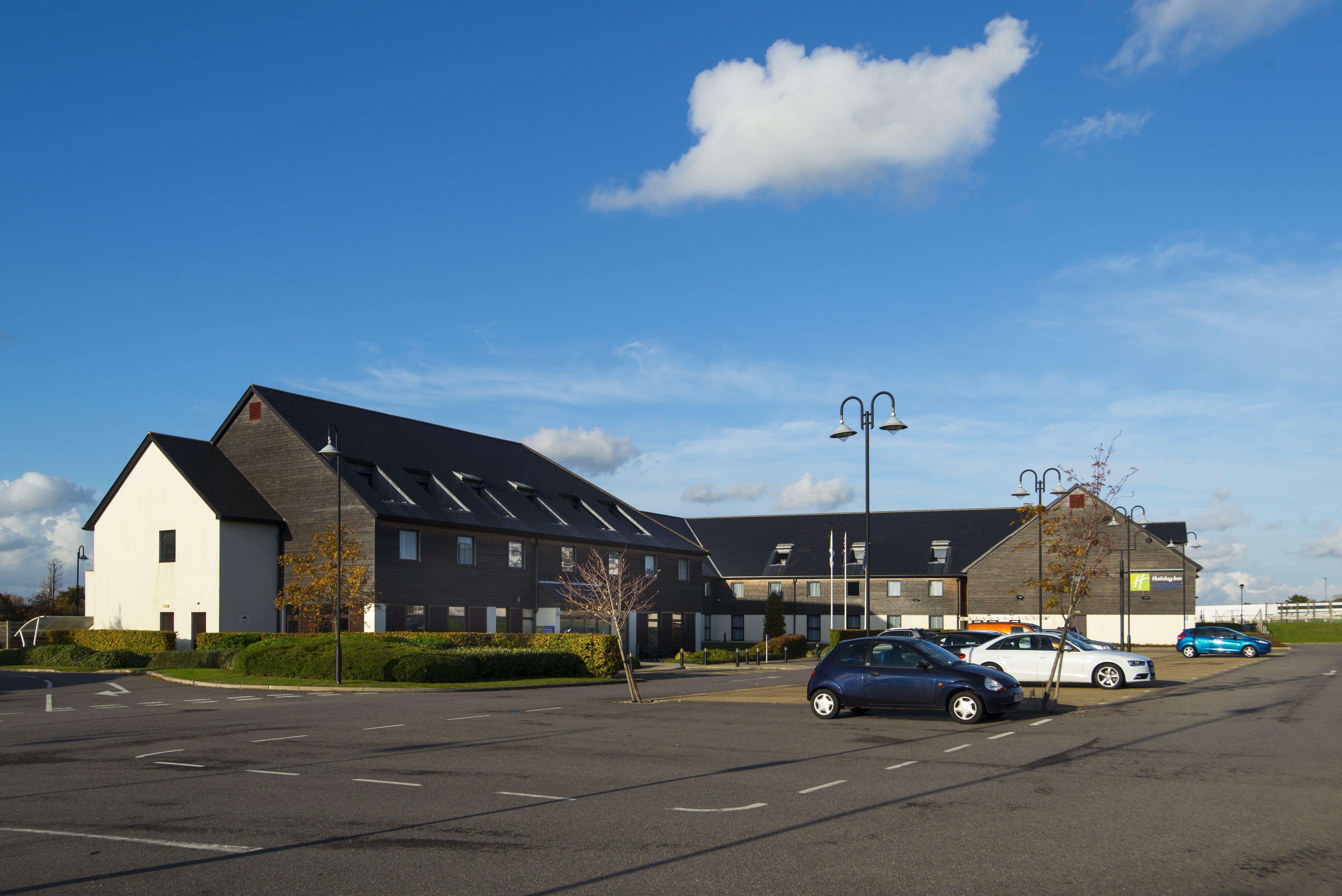 Holiday Inn Express London - Epsom Downs By Ihg Exterior foto