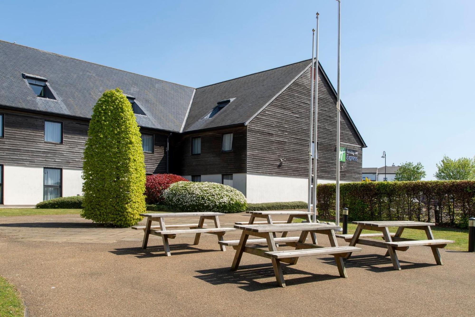 Holiday Inn Express London - Epsom Downs By Ihg Exterior foto