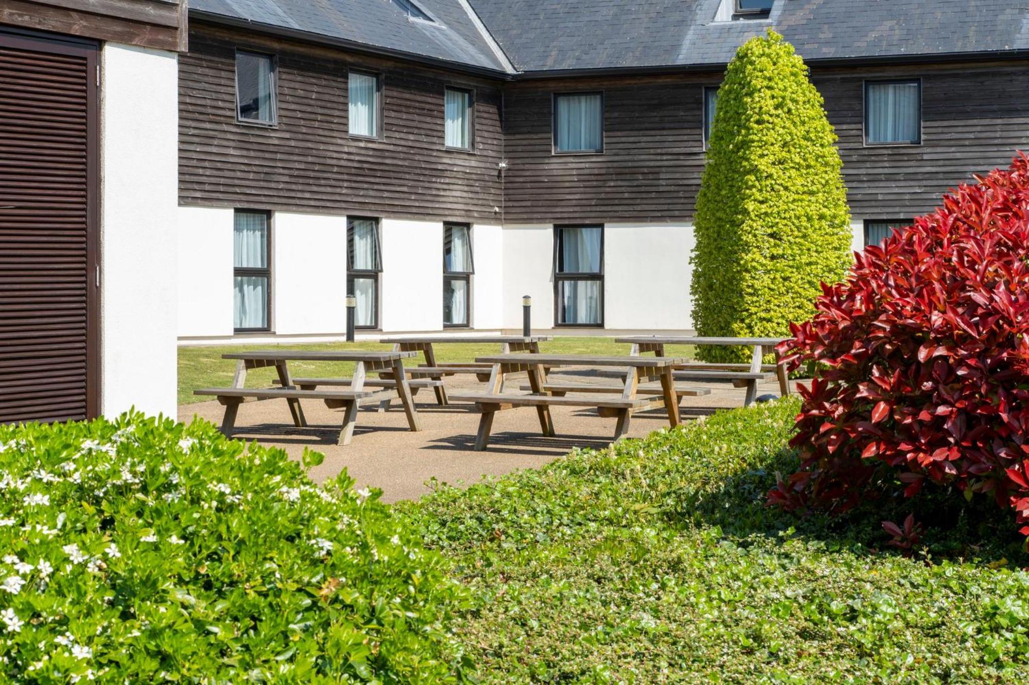 Holiday Inn Express London - Epsom Downs By Ihg Exterior foto