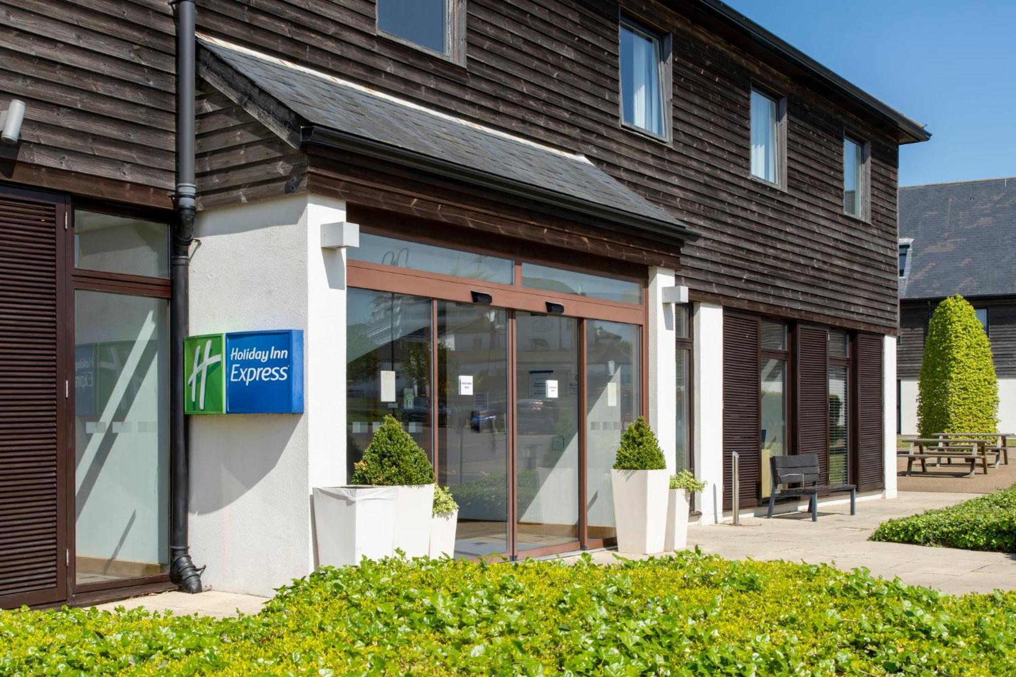 Holiday Inn Express London - Epsom Downs By Ihg Exterior foto